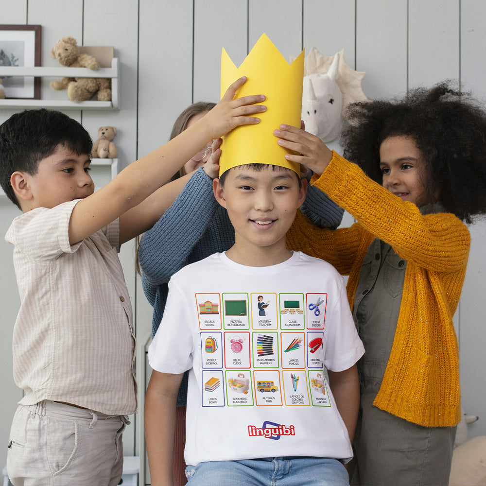 T-shirt a Maniche Corte per Bambini con Stampa delle Card della Scuola in Spagnolo e Inglese